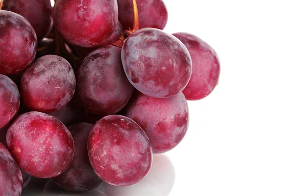 Reife köstliche Trauben isoliert auf weiß — Stockfoto