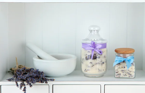 Stilleben med burk lavendel socker, murbruk och färsk lavendel blommor på hyllor — Stockfoto