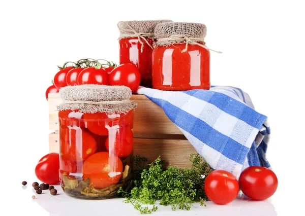 Chutné konzervy a čerstvá rajčata, izolované na bílém — Stock fotografie