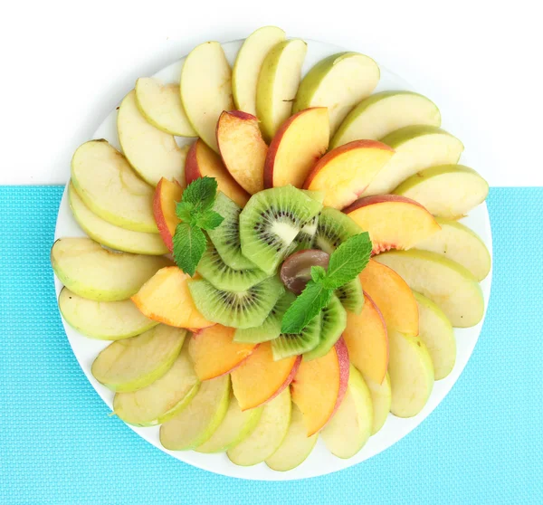 Assortimento di frutta a fette su piatto, isolata su bianco — Foto Stock