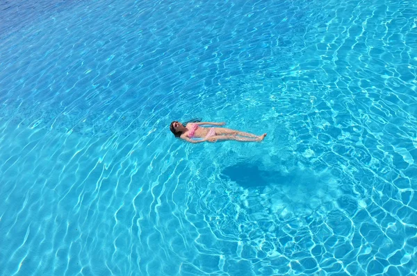 Relaxando na piscina — Fotografia de Stock