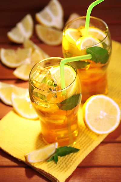 Ledový čaj s citronem a mátou na dřevěný stůl, venku — Stock fotografie