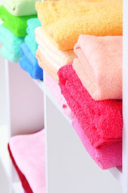 renkli havlu banyoda raflarda
