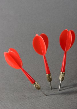 Dart gri arka plan üzerinde
