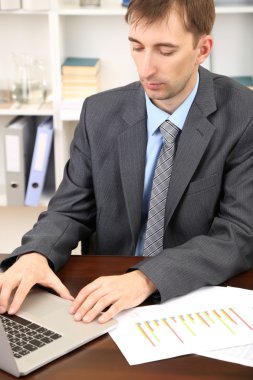 onun işyerinde ofiste genç işadamı