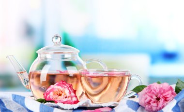 çaydanlık bardak çay çay rose metalik tepsi örtüsü üzerinde gelen