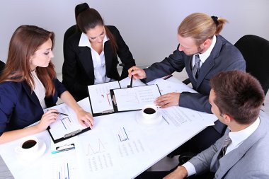 Grup birlikte toplantı olan iş adamları
