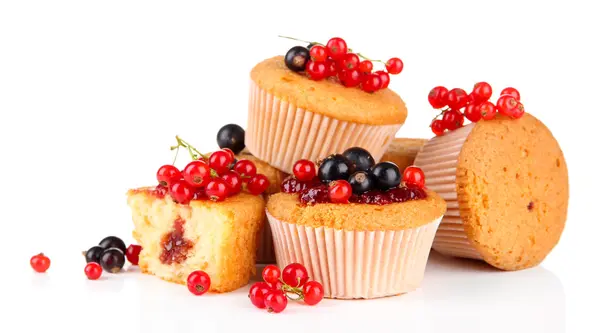 Lezzetli muffins beyaz izole çilek ile — Stok fotoğraf