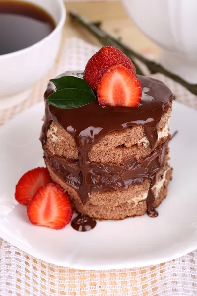 Шоколадний торт з полуницею на столі крупним планом — стокове фото