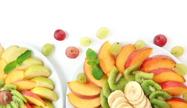 Assortimento di frutta affettata su piatti, isolata su bianco — Foto Stock