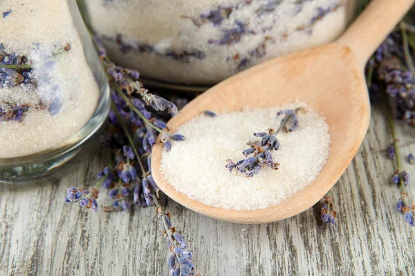 Jar lavendel socker och färsk lavendel blommor på trä bakgrund — Stockfoto