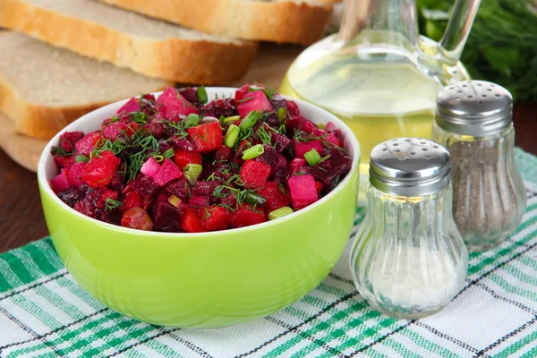 Rödbetor sallad i skålen på bordet närbild — Stockfoto