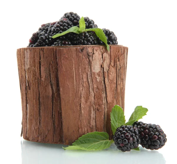 Beautiful blackberries with leaves in wooden vase isolated on white — Stock Photo, Image