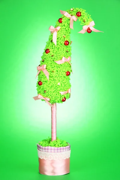 Albero di Natale con punta curva su sfondo verde — Foto Stock