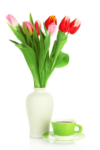 Hermosos tulipanes en cubo con taza de té aislado en blanco — Foto de Stock