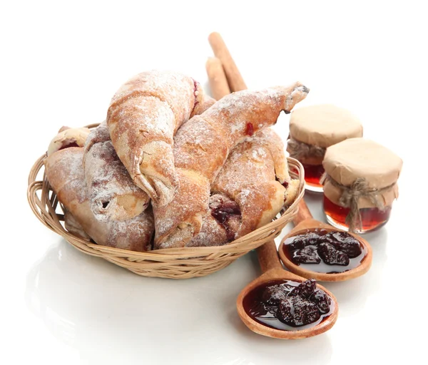 Sabor croissants en cesta y mermelada aislado en whit — Foto de Stock