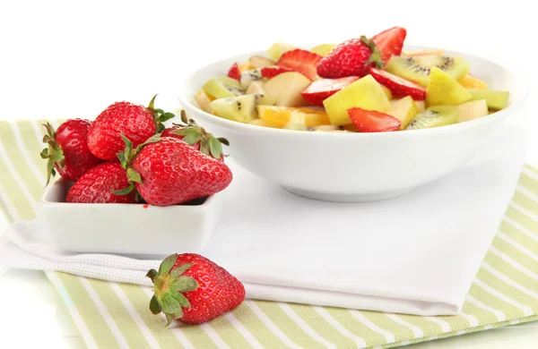 La ensalada útil de frutas frescas y las bayas en la escudilla aislada sobre blanco — Foto de Stock