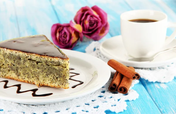 Heerlijke papaver zaad cake met kopje koffie op tabel close-up — Stockfoto