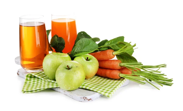 Vasos de jugo, manzanas y zanahorias, aislados sobre blanco — Foto de Stock