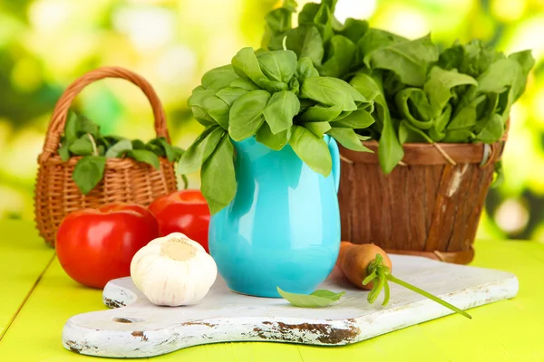 Verse kruid werper op houten tafel op natuurlijke achtergrond — Stockfoto