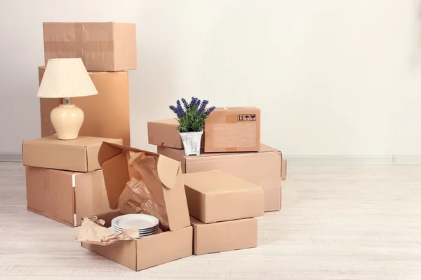 Cajas móviles en el suelo en la habitación vacía — Foto de Stock