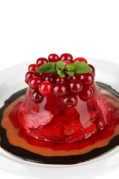 Gustoso dessert alla gelatina con bacche fresche, isolato su bianco — Foto Stock
