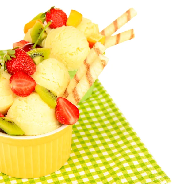 Delicioso helado con frutas y bayas en un tazón aislado en blanco — Foto de Stock