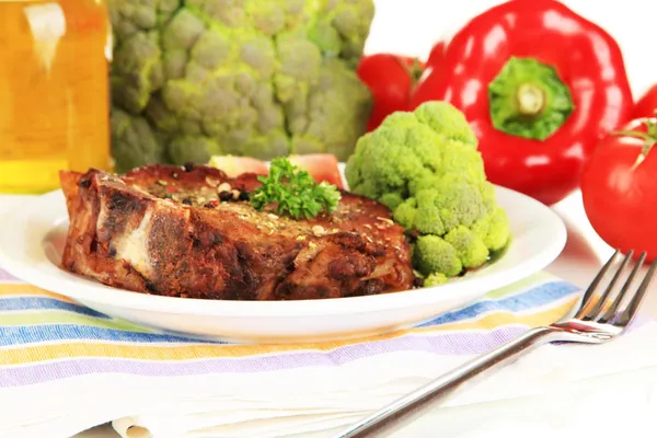 Pezzo di carne fritta su piatto isolato su bianco — Foto Stock