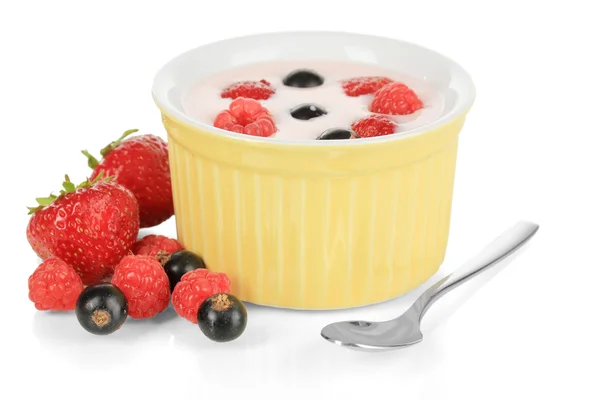 Délicieux yaourt aux fruits isolés sur blanc — Photo