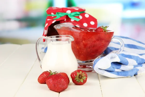 Hausgemachte Erdbeermarmelade, auf Serviette, auf farbigem Holztisch, auf hellem Hintergrund — Stockfoto