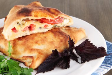 Pizza calzone peçete ahşap masa üzerinde plaka üzerinde