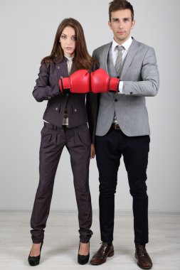 genç iş adamları gri arka plan üzerinde boks eldiven