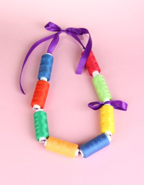 parlak şerit üzerinde pembe bir arka plan üzerinde renkli konu