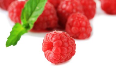 Olgun tatlı ahududu üzerinde beyaz izole