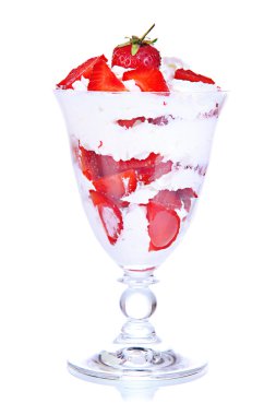 doğal yoğurt üzerine beyaz izole taze çilek ile