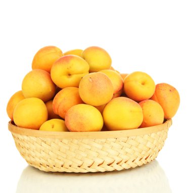 verse natuurlijke abrikoos in rieten mand geïsoleerd op wit