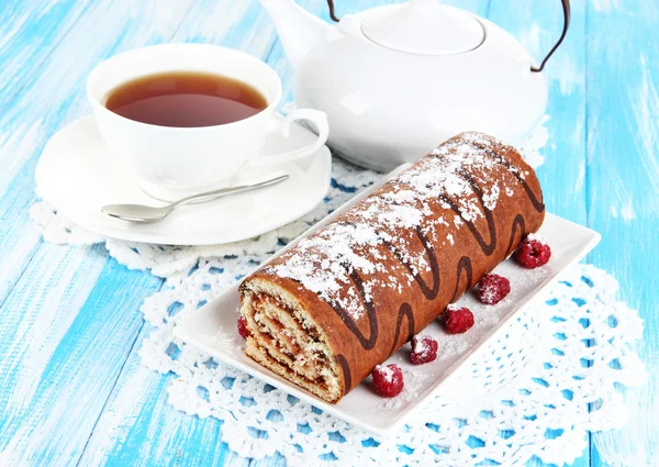 Petit pain sucré avec tasse de thé sur la table close-up — Photo