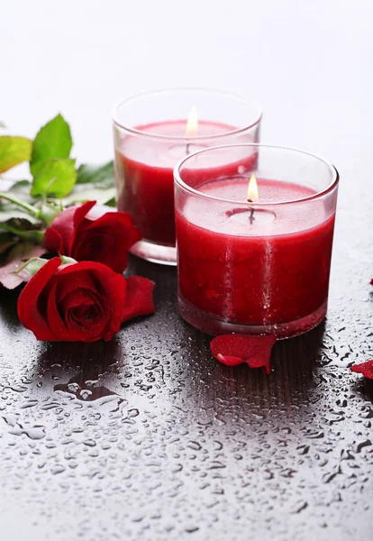 Belle candele rosse romantiche con fiori, da vicino — Foto Stock