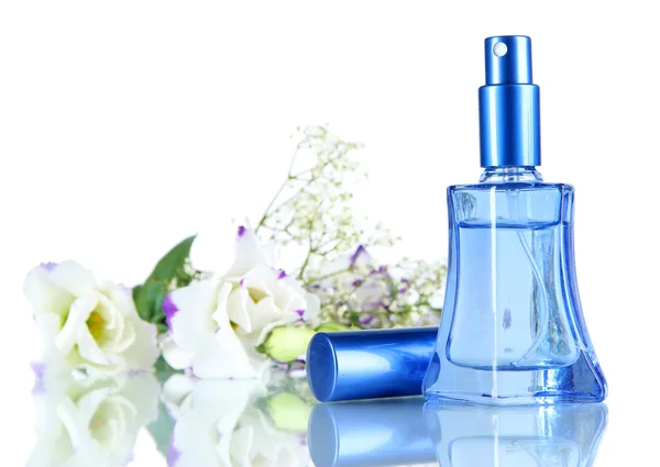 Parfém v láhvi a květiny izolovaných na bílém — Stock fotografie