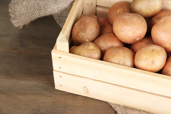 Aardappel op houten tafel — Stockfoto