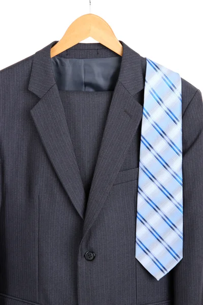 Traje y corbata en percha sobre fondo blanco — Foto de Stock