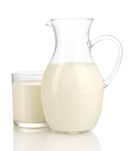 Melk in kruik en glas geïsoleerd op wit — Stockfoto