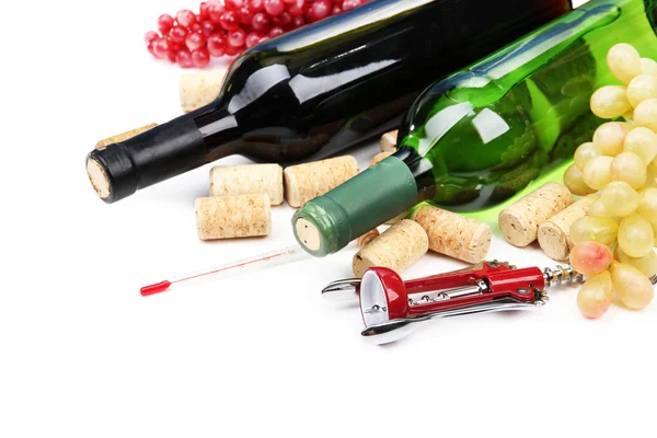 Flaschen Wein, Trauben und Korken, isoliert auf weiß — Stockfoto