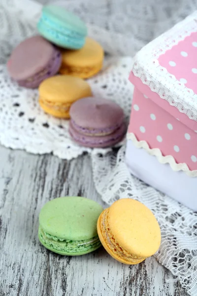 Macaroons in bowl on wooden table close-up — Stock Photo, Image