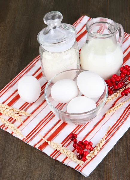 Ingredients for dough on wooden table close-up — Stock Photo, Image