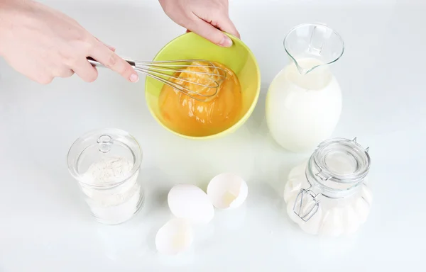 Huevos batidos aislados en blanco —  Fotos de Stock