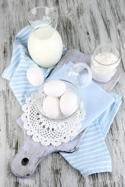 Ingredients for dough on wooden table close-up — Stock Photo, Image