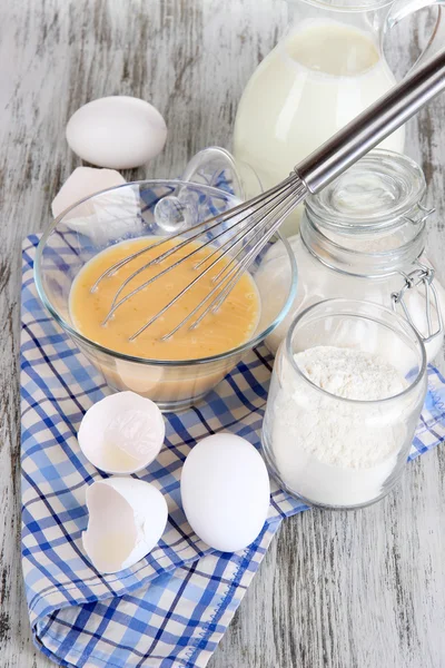 Ingredients for dough on wooden table close-up — Stock Photo, Image