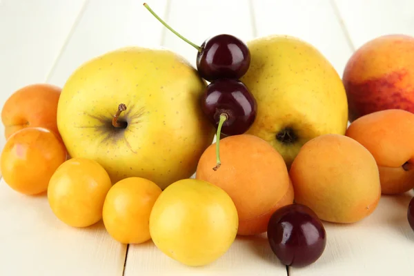 Frutas de verano brillantes en la mesa de madera de primer plano — Foto de Stock