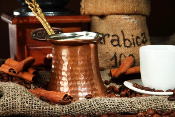 Metalltürke und Kaffeetasse auf dunklem Hintergrund — Stockfoto